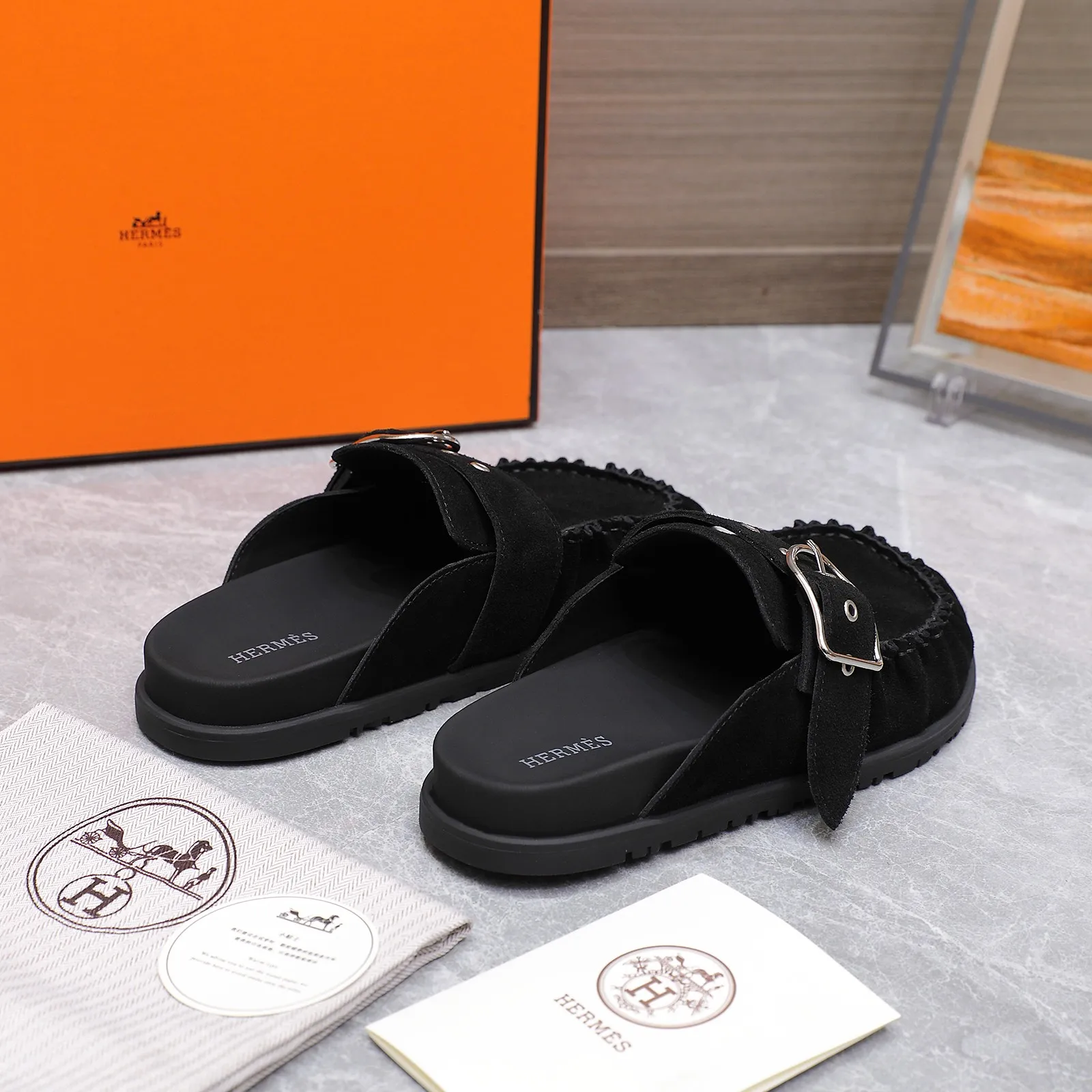 💕💕Factory direct selling price p520💕💕 Men's size +10 ⚡Couple model HERMES 25/Spring and summer latest cute Muller half-flop Birkenstock toe slippers Summer really needs versatile slippers, they look good no matter how you match them, casual and high-end feeling The comfort is also great, paired with various colorful socks, it is trendy ✔️Fabric: imported suede ✔️Inner lining: Sheepskin lining ✔️Outsole: Tpu non-slip and wear-resistant outsole ✔️Size: #35-45 (40 for women and 45 for men, no return or exchange)